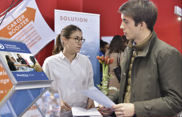 Étudiant et recruteur au forum alternance 2020 de l'université paris dauphine - PSL