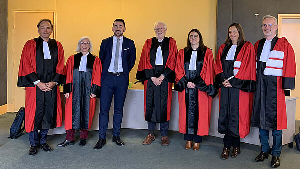 [Translate to EN:] Jules Lechene et son jury de thèse.